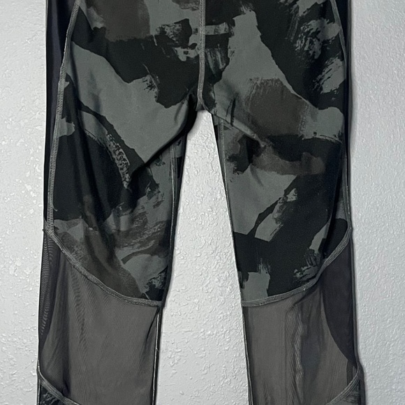 Under Armour Athletic‎ Capri Leggings Women’s Medium Compression Heat Gear Mesh - Picture 8 of 8